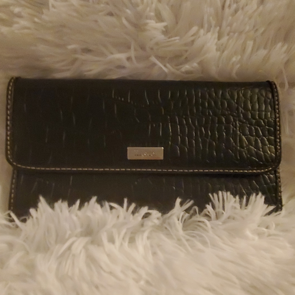 Wallet black with white stitching, classic look